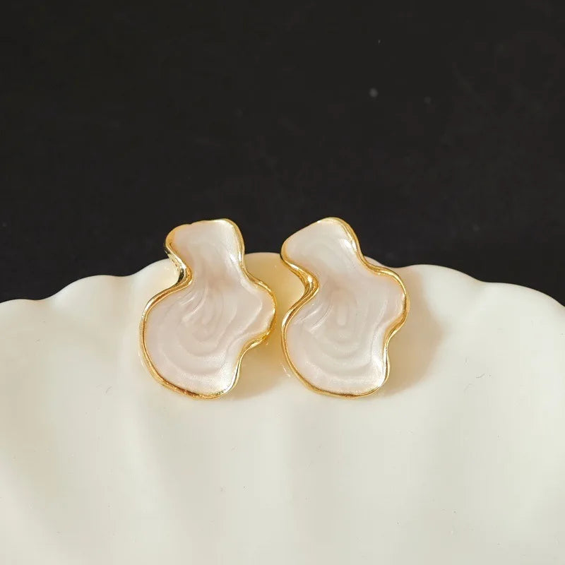 Aretes de tuerca con diseño abstracto irregular blanco