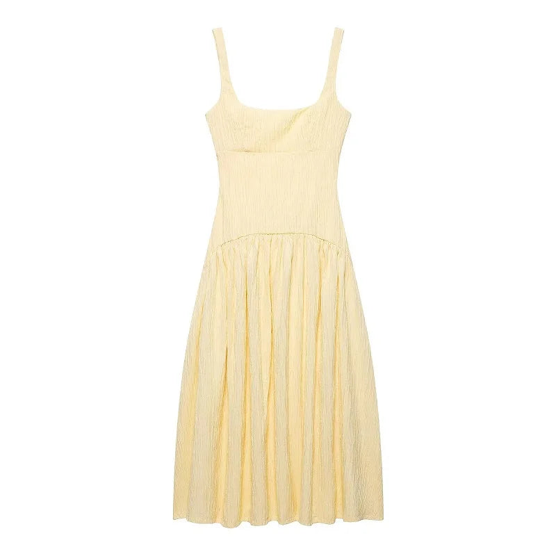 Vestido medio-largo plisado con tirantes anchos y espalda descubierta