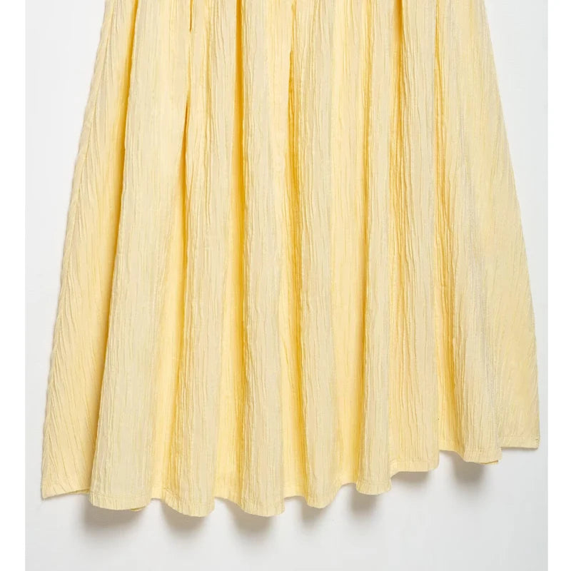 Vestido medio-largo plisado con tirantes anchos y espalda descubierta
