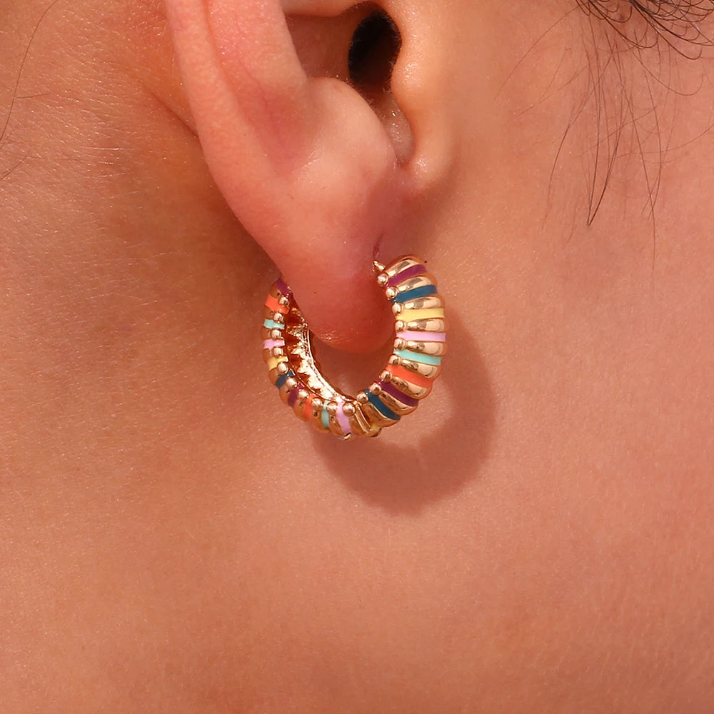 Aretes de aro de oruga colorido