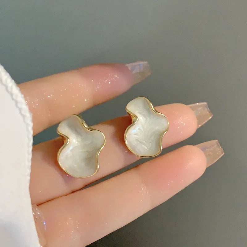 Aretes de tuerca con diseño abstracto irregular blanco
