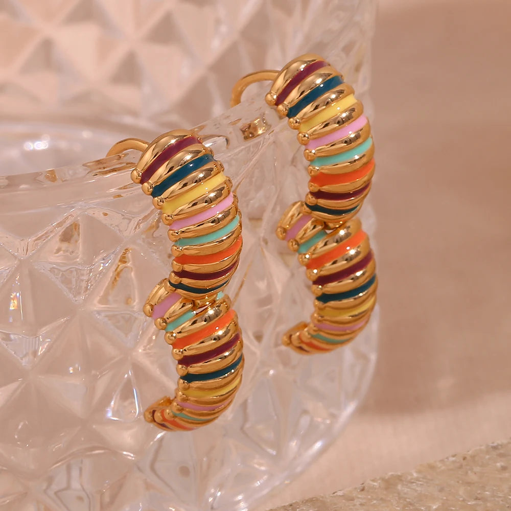 Aretes de aro de oruga colorido