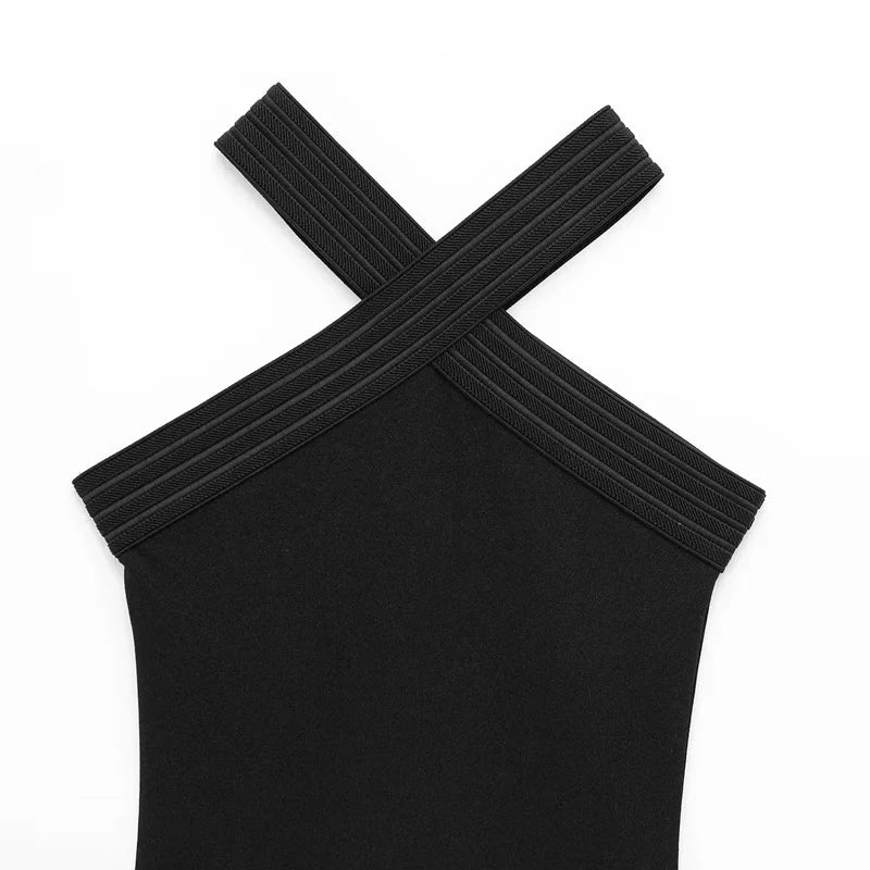 Vestido corto con cuello halter hombros descubiertos