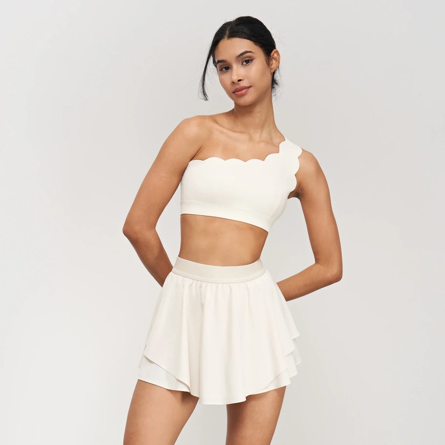 Top deportivo con diseño ondeado de un tirante / Varios colores