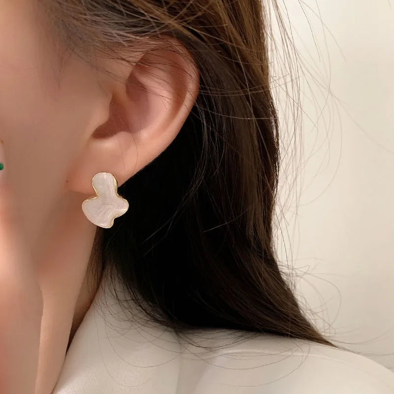 Aretes de tuerca con diseño abstracto irregular blanco