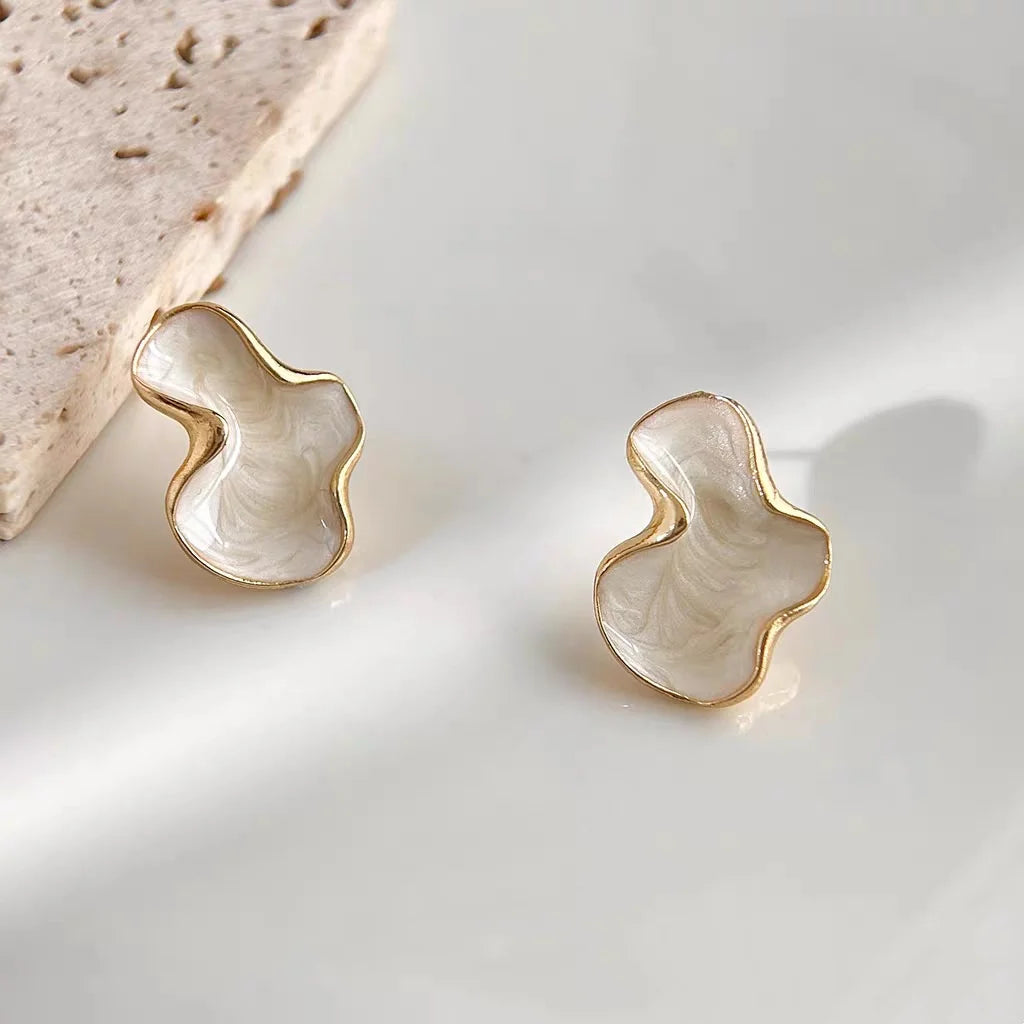 Aretes de tuerca con diseño abstracto irregular blanco