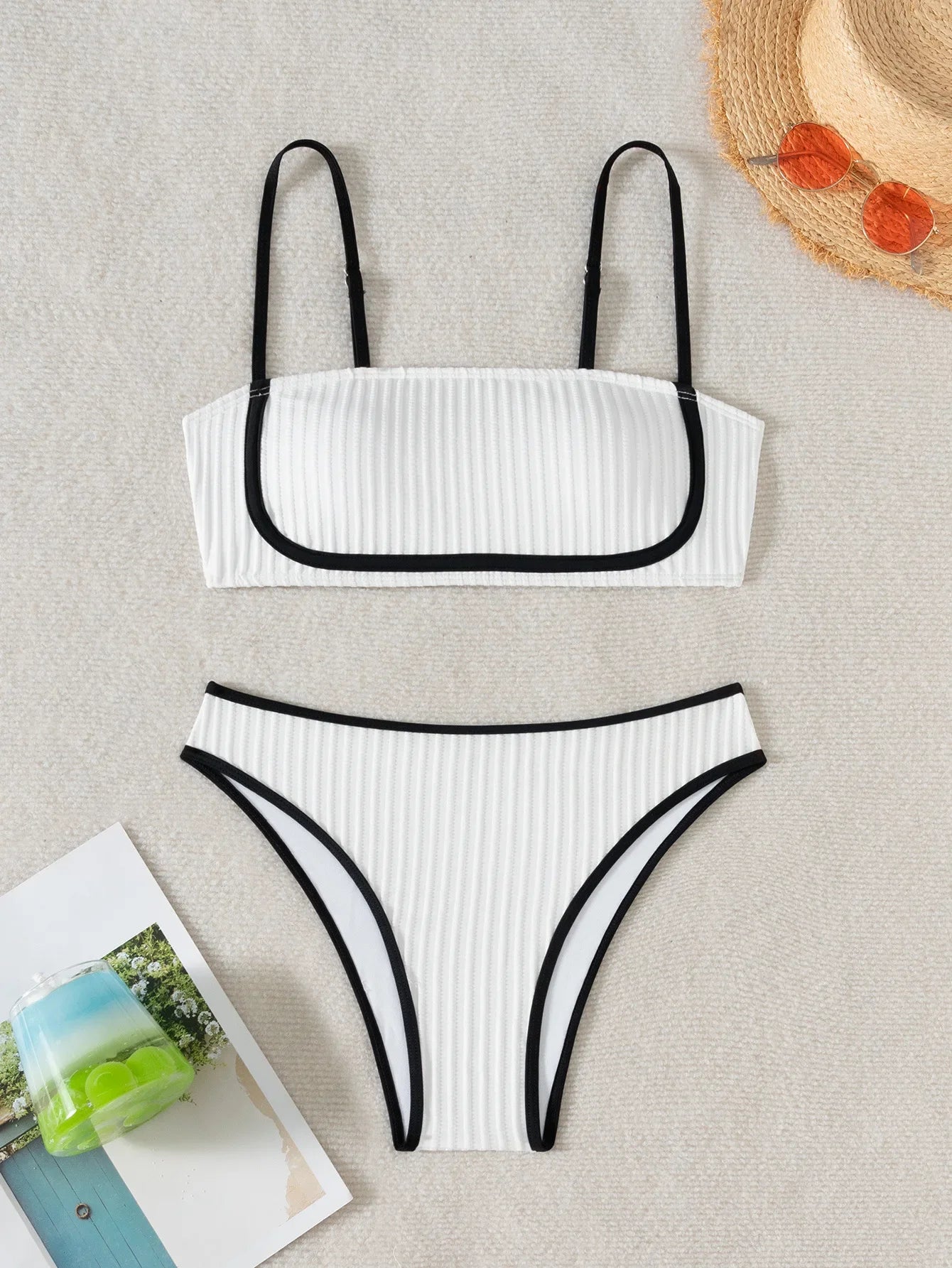 Bikini con parte inferior de tiro alto escote recto
