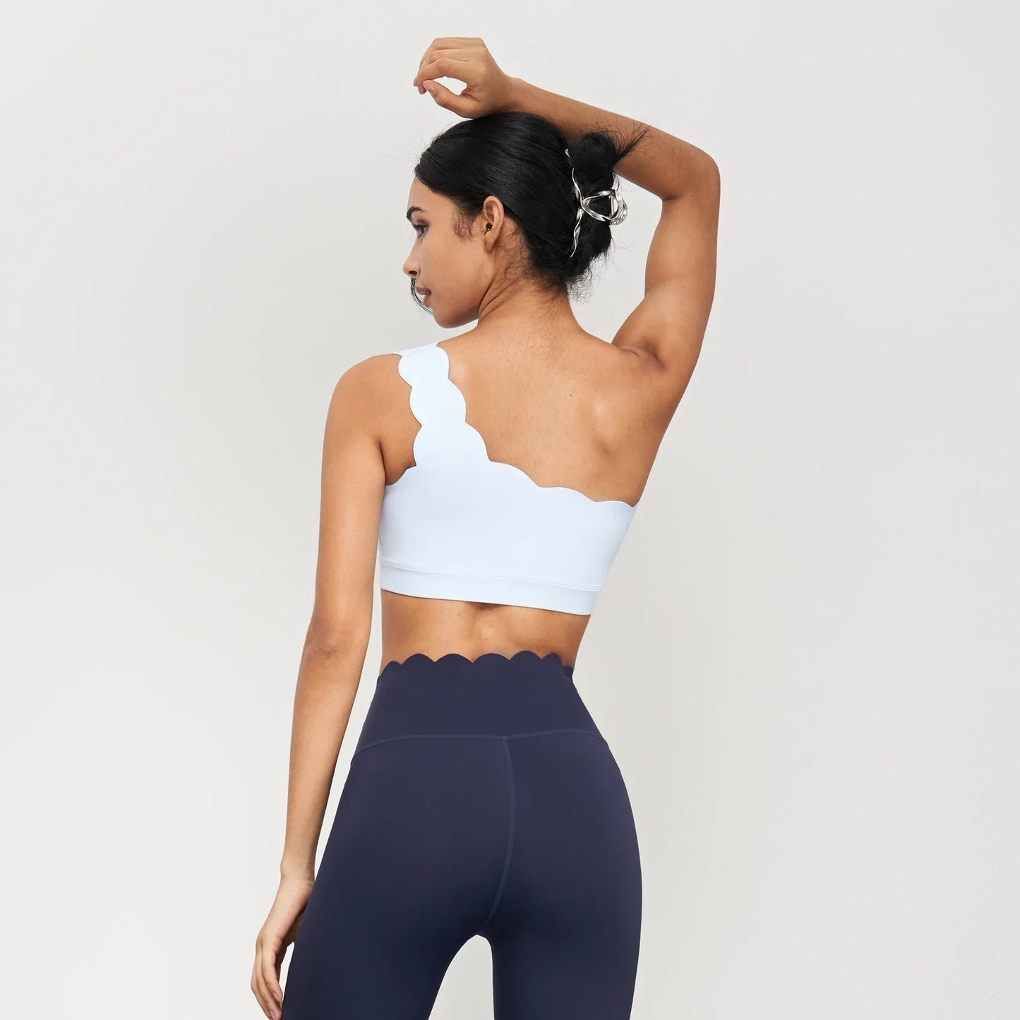 Top deportivo con diseño ondeado de un tirante / Varios colores