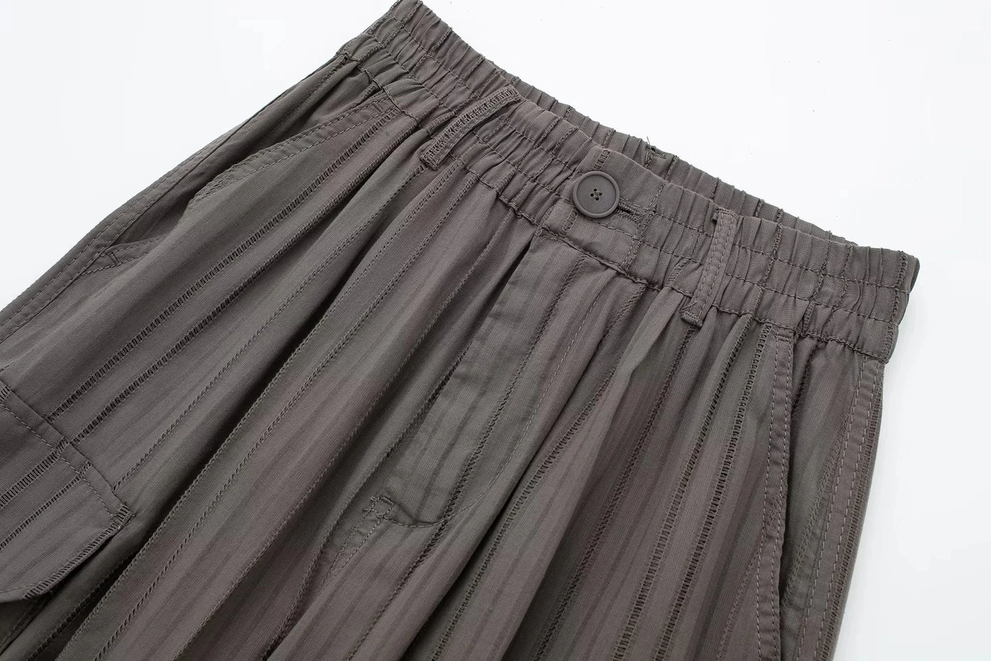 Pantalón estilo cargo a rayas de costuras