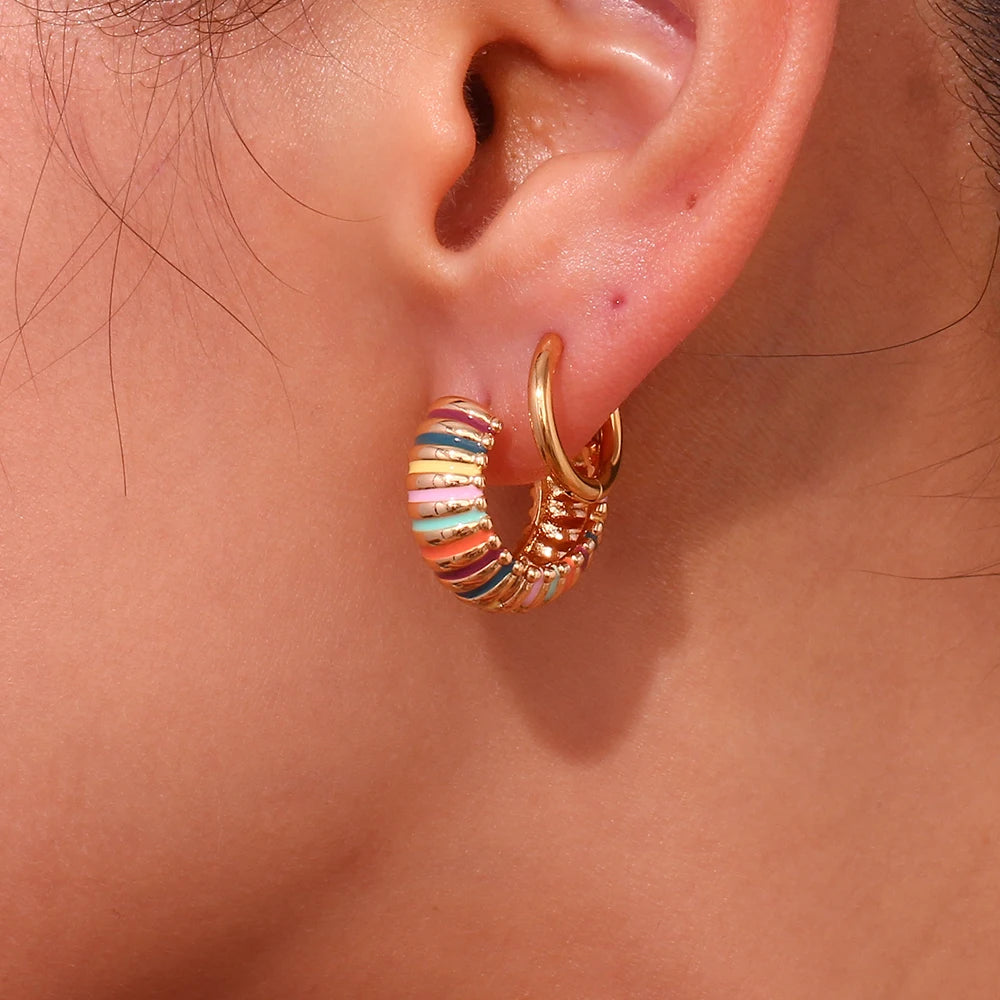Aretes de aro de oruga colorido