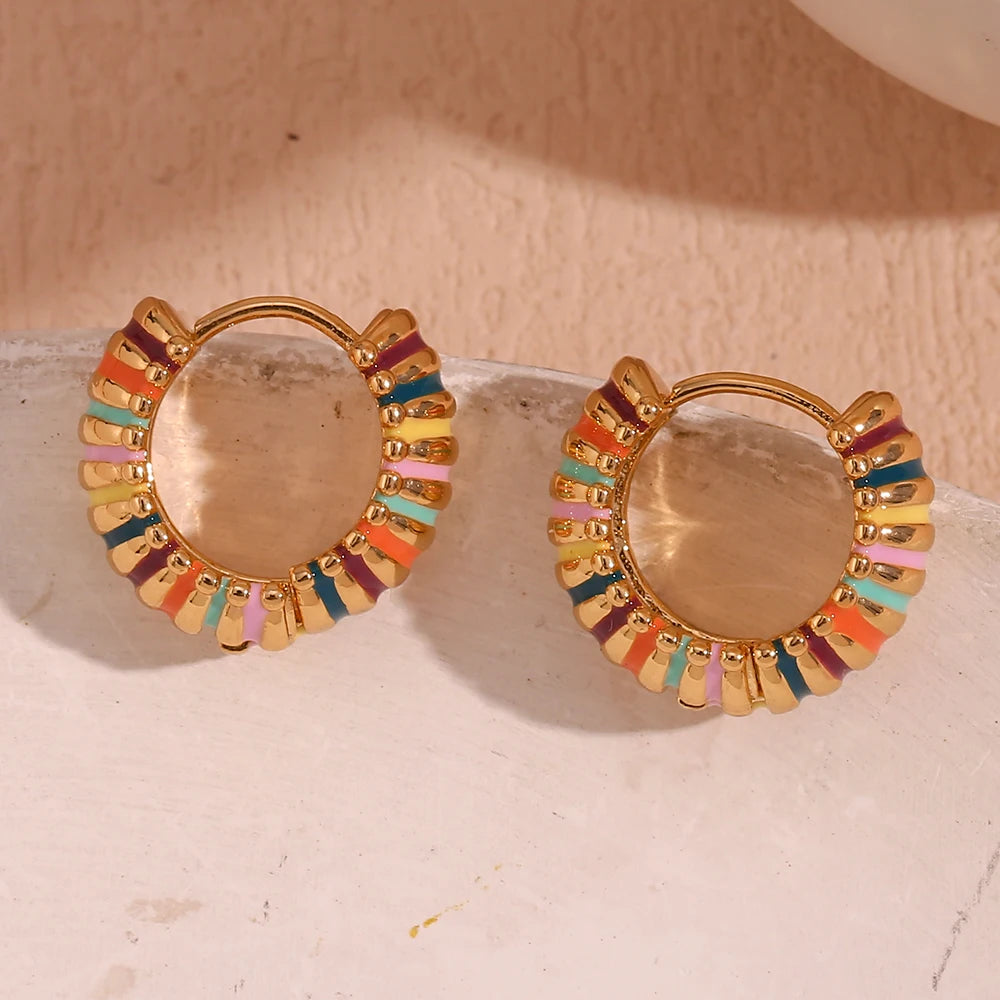 Aretes de aro de oruga colorido