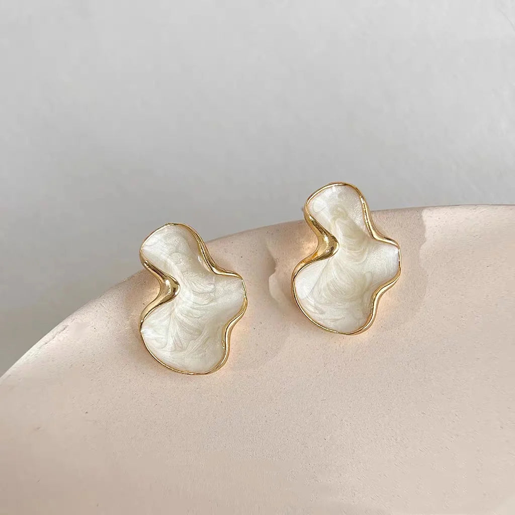 Aretes de tuerca con diseño abstracto irregular blanco