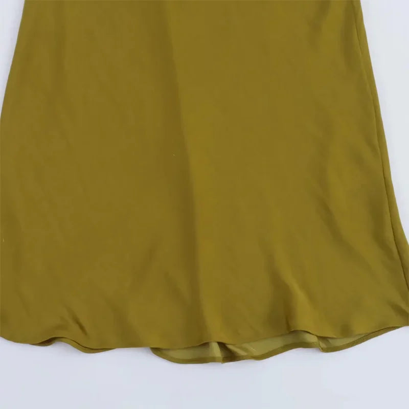 Vestido de satén con cuello estilo halter verde