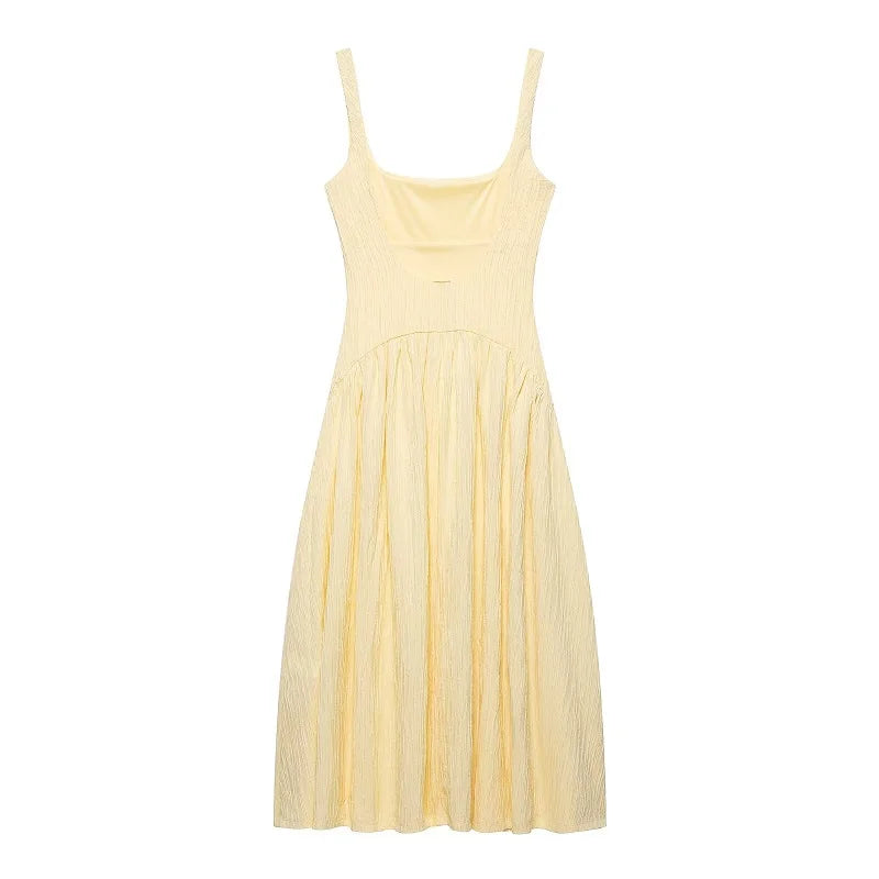 Vestido medio-largo plisado con tirantes anchos y espalda descubierta