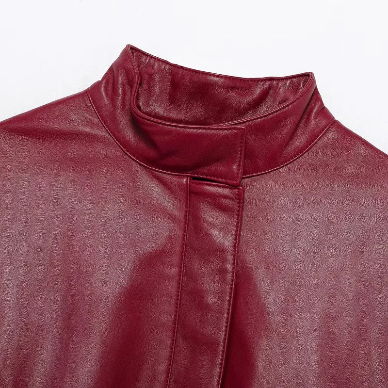 Chaqueta corta borgoña de piel sintética