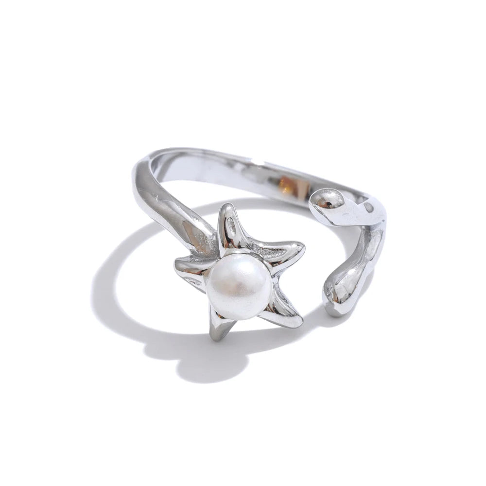Anillo abierto con flor de perla simulada