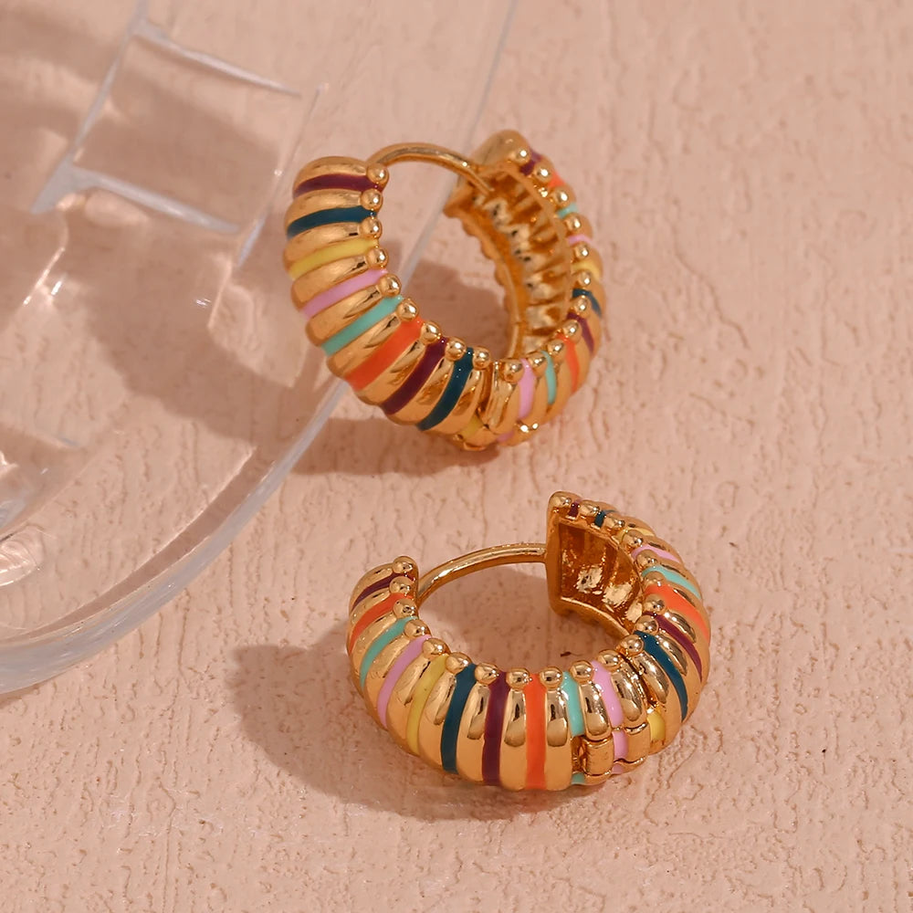 Aretes de aro de oruga colorido