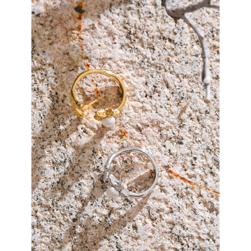 Anillo abierto con flor de perla simulada
