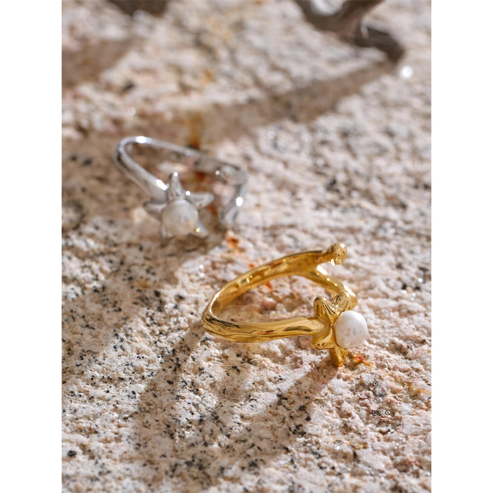 Anillo abierto con flor de perla simulada
