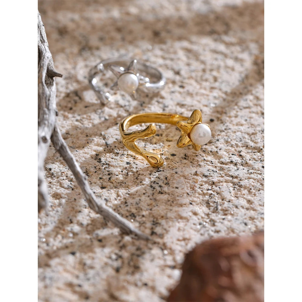 Anillo abierto con flor de perla simulada