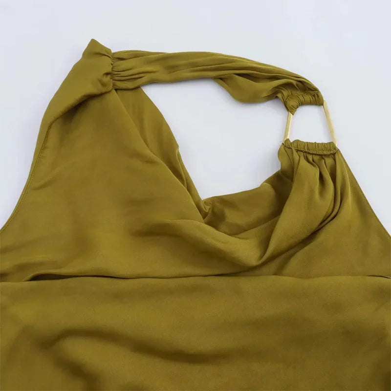 Vestido de satén con cuello estilo halter verde
