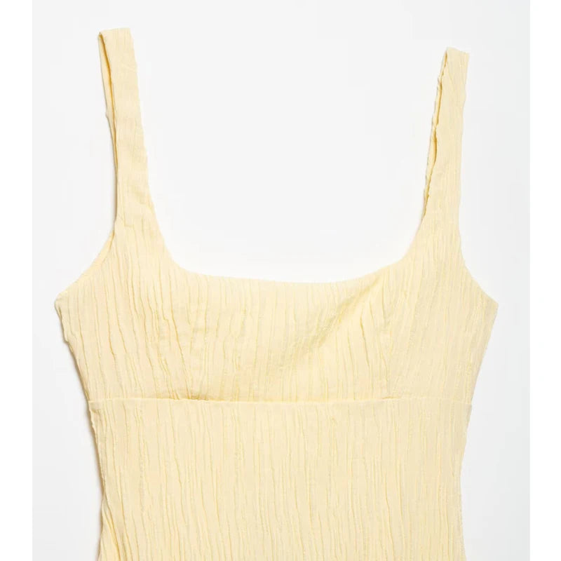 Vestido medio-largo plisado con tirantes anchos y espalda descubierta
