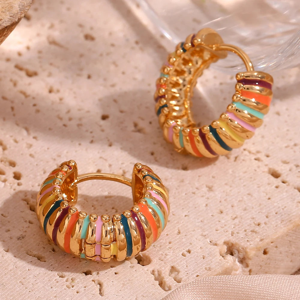 Aretes de aro de oruga colorido