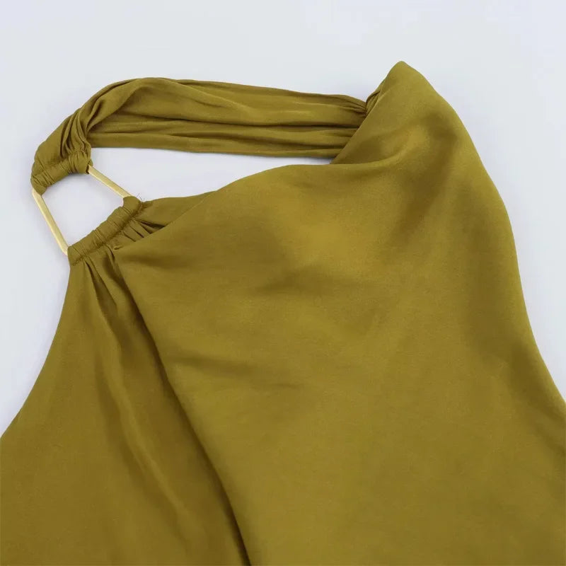 Vestido de satén con cuello estilo halter verde