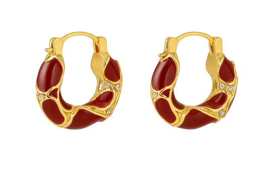 Aretes en forma de U de perlado rojo con diseño dorado