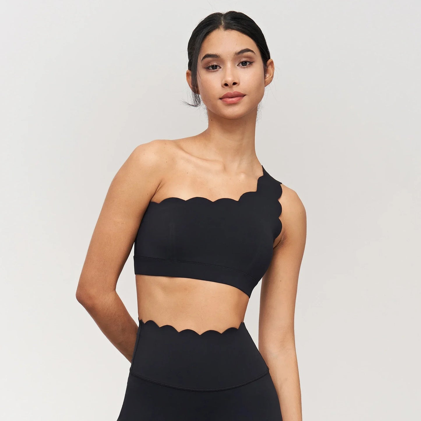 Top deportivo con diseño ondeado de un tirante / Varios colores