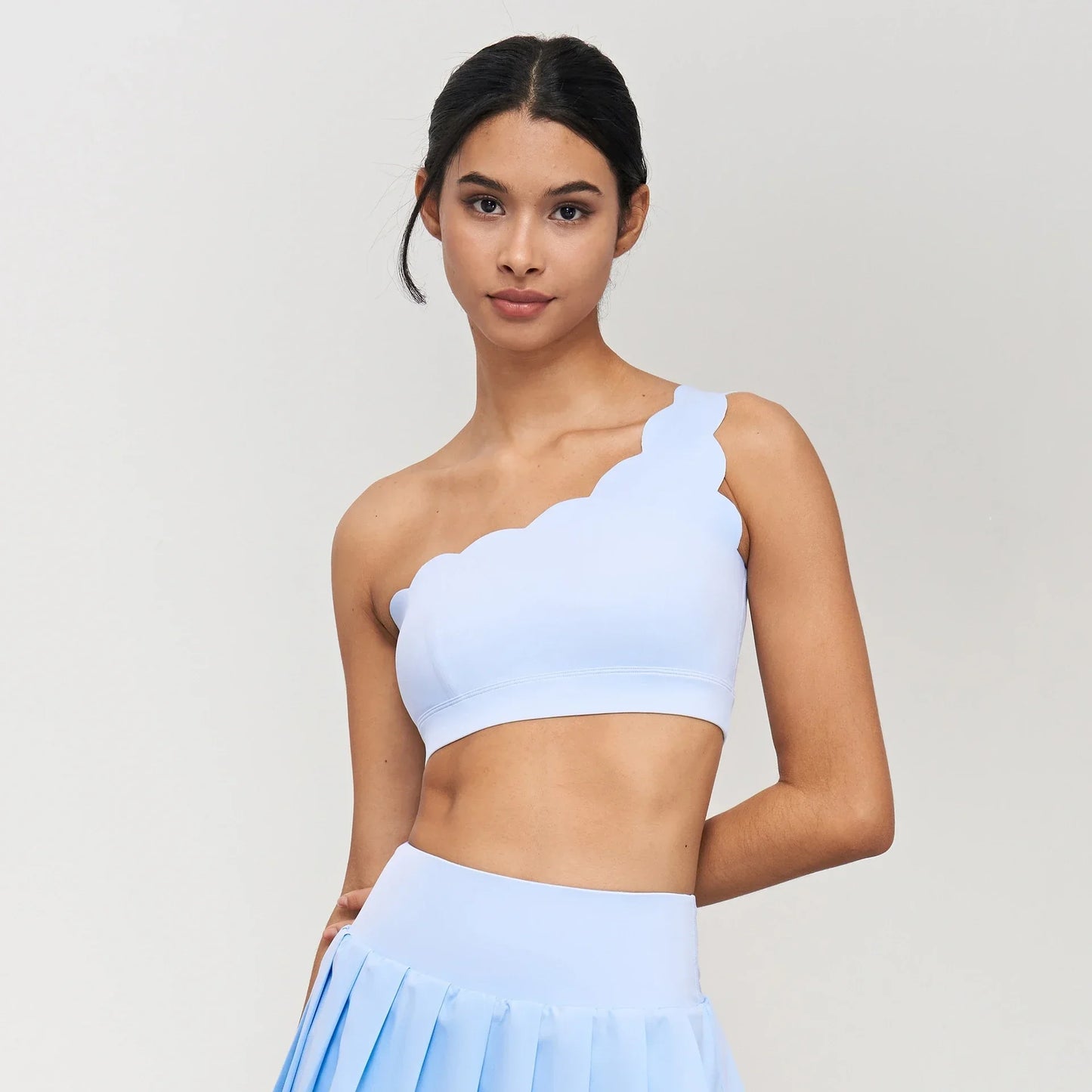 Top deportivo con diseño ondeado de un tirante / Varios colores