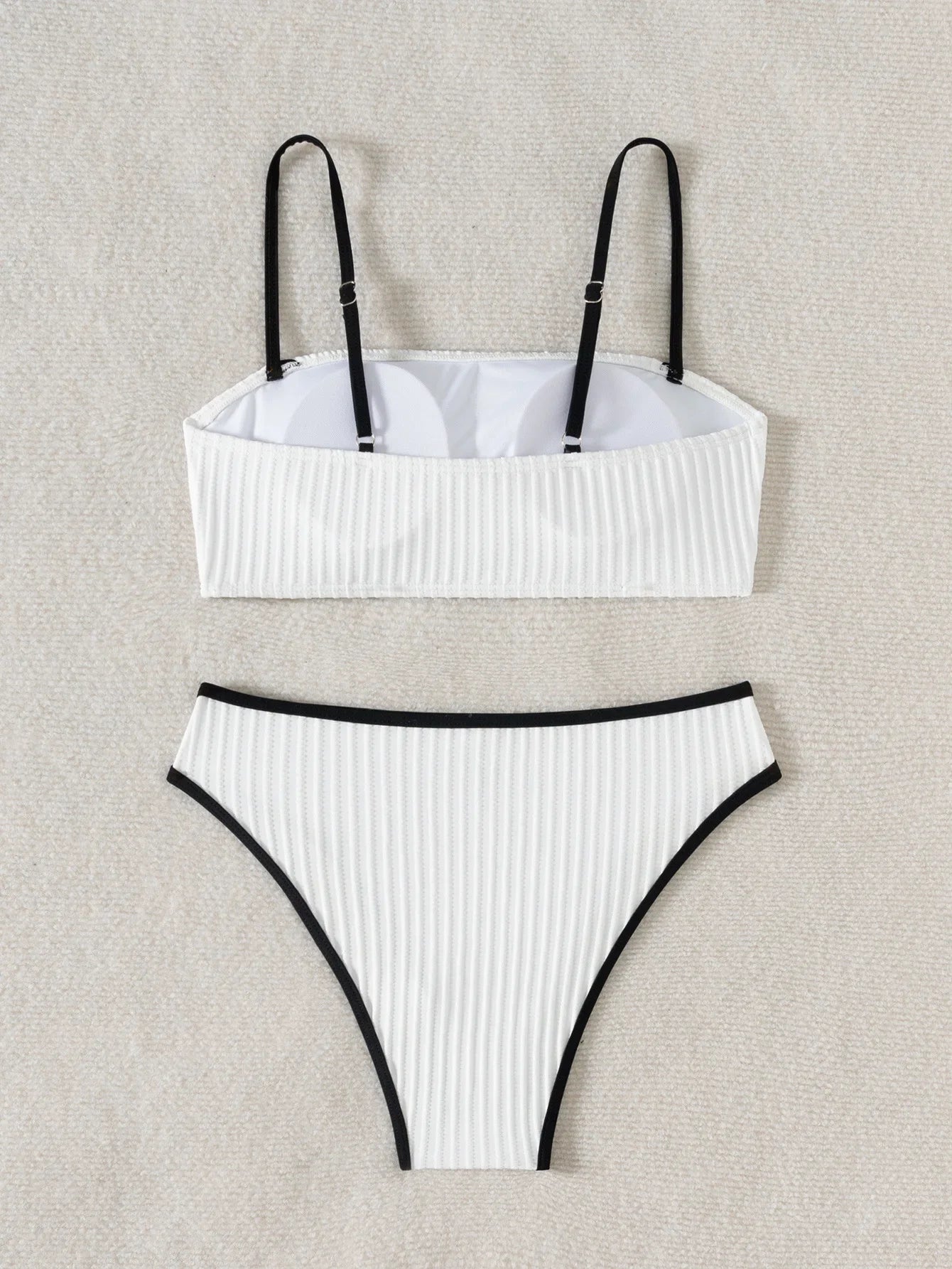 Bikini con parte inferior de tiro alto escote recto