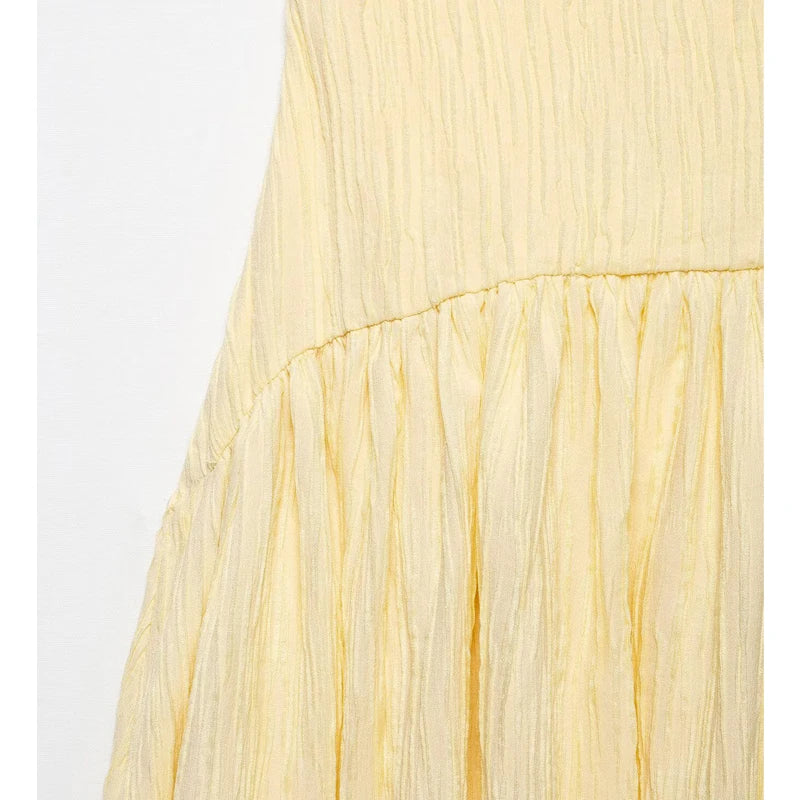 Vestido medio-largo plisado con tirantes anchos y espalda descubierta
