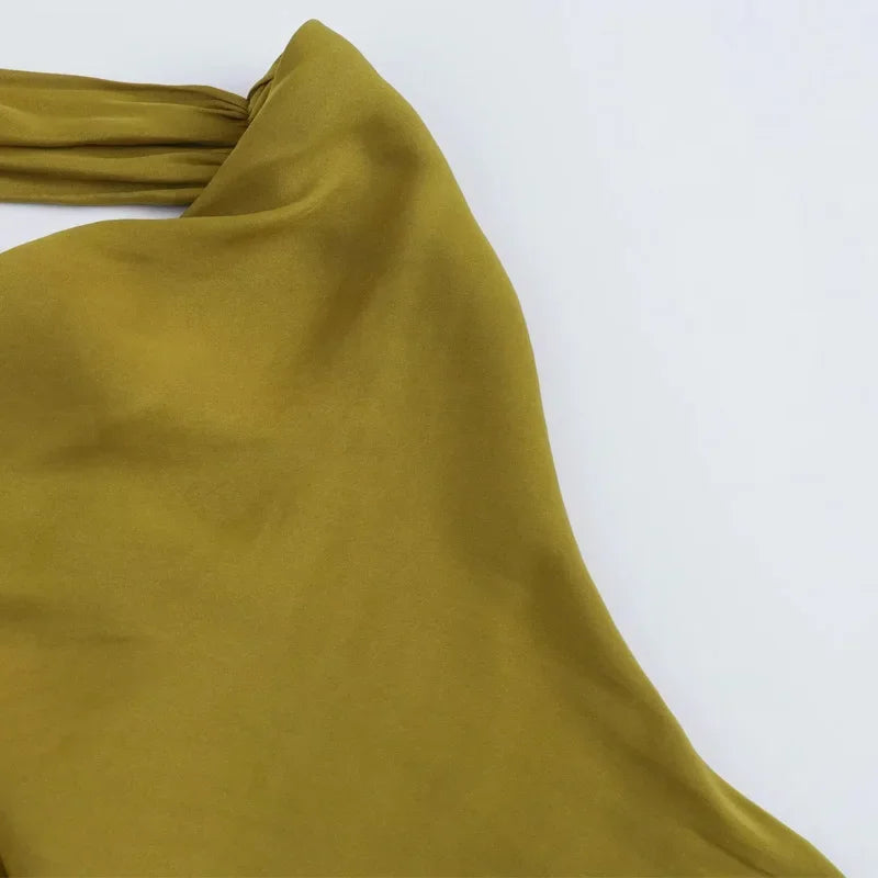 Vestido de satén con cuello estilo halter verde