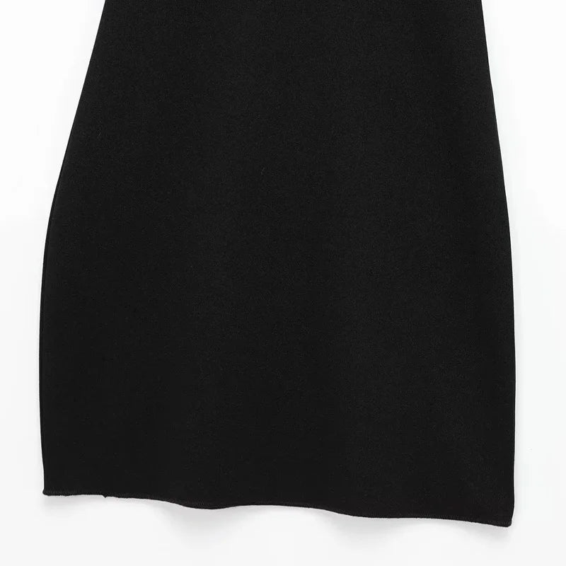 Vestido corto con cuello halter hombros descubiertos