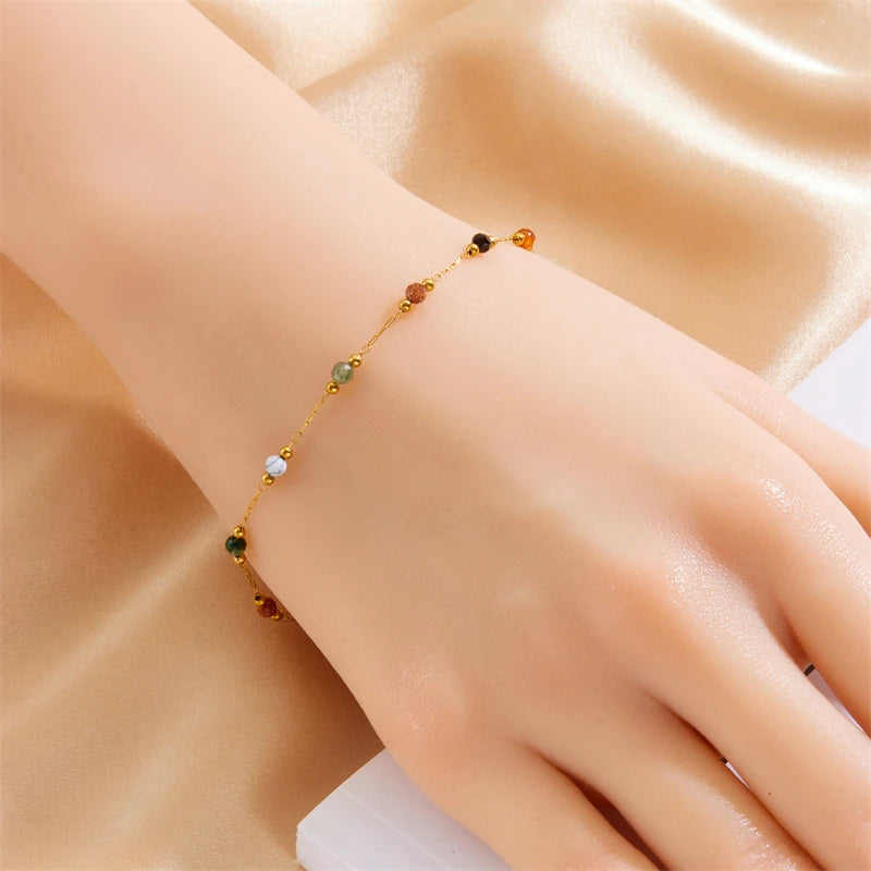 Pulsera delgada de acero inoxidable con cuentas de colores naturales