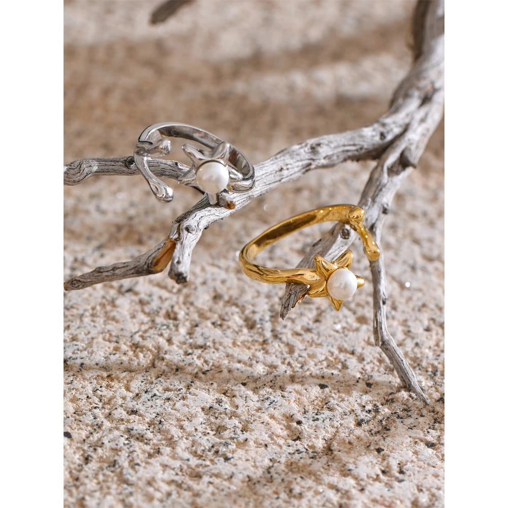 Anillo abierto con flor de perla simulada